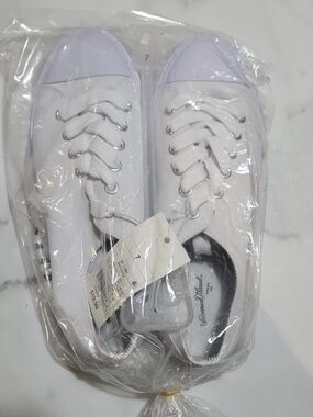 2/20 Universal Thread White Canvas Low-Top Sneakers